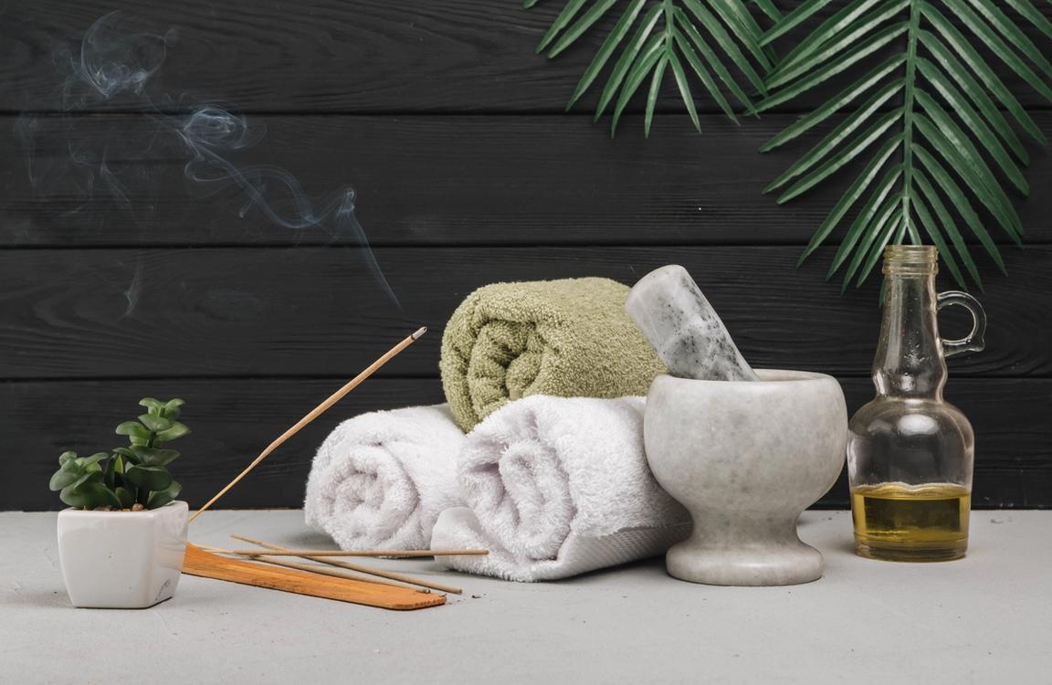 Természeti elemek egy SPA-ban, aromás füstölővel.