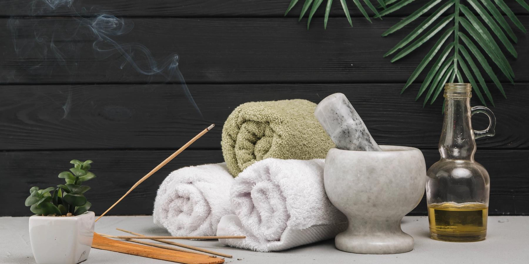 Természeti elemek egy SPA-ban, aromás füstölővel.