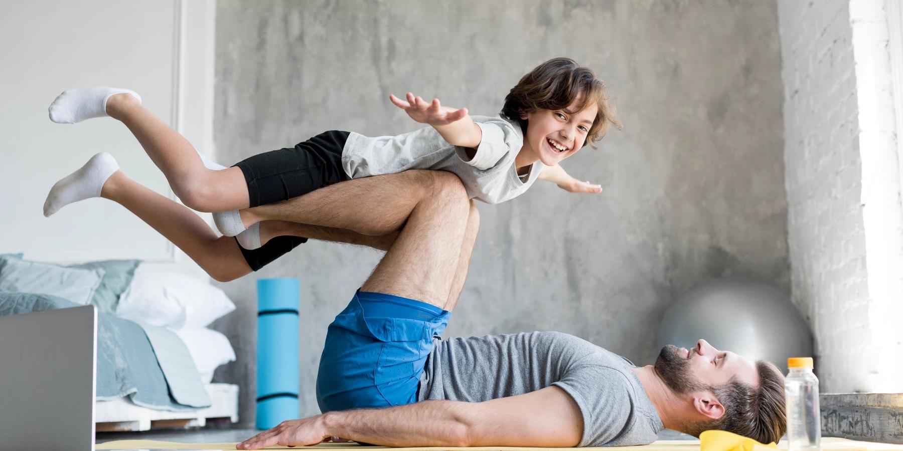 apa és gyerek együtt tornáznak