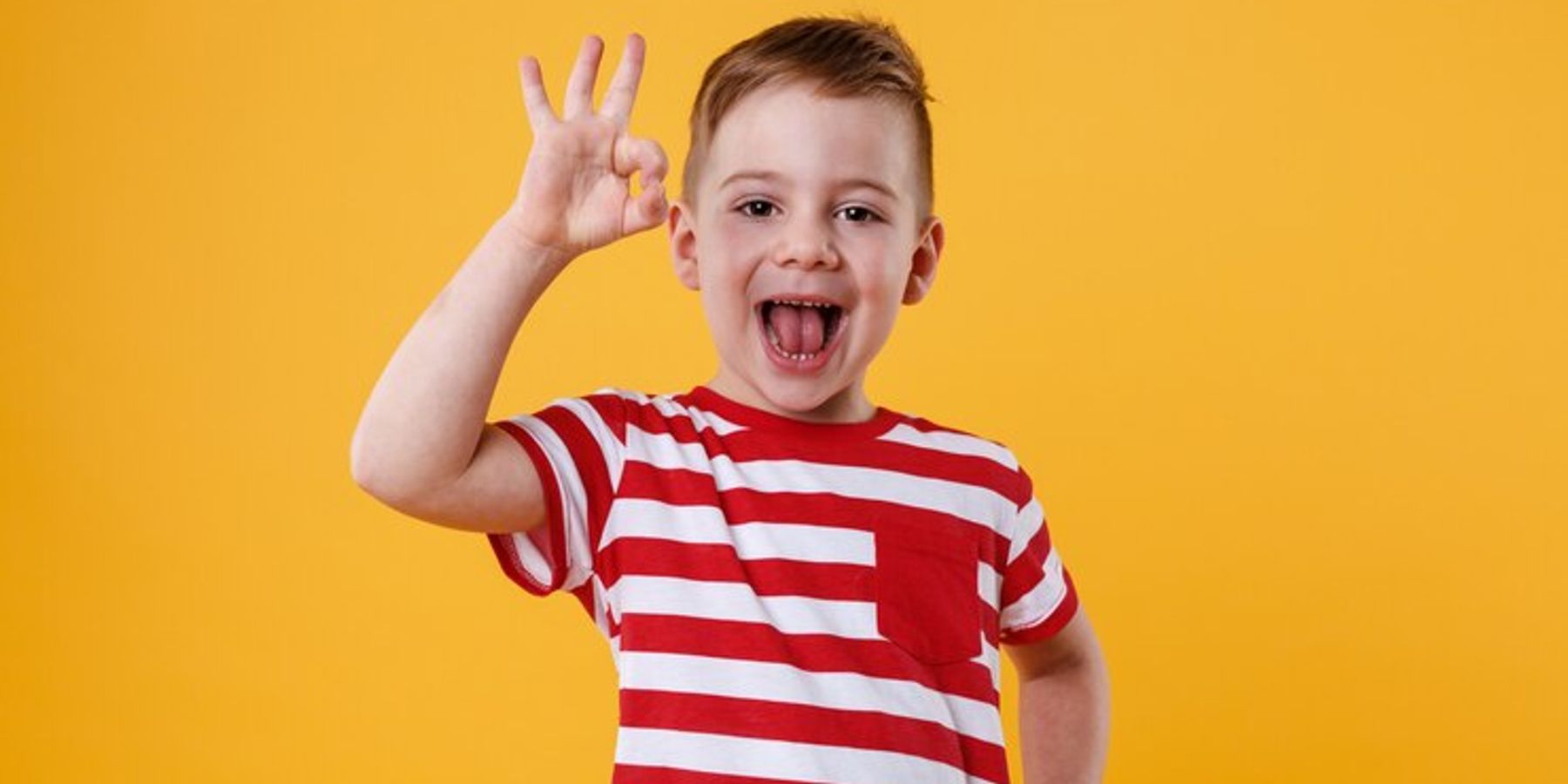 Izgatott kisfiú, aki oké jelet mutat a kezével
