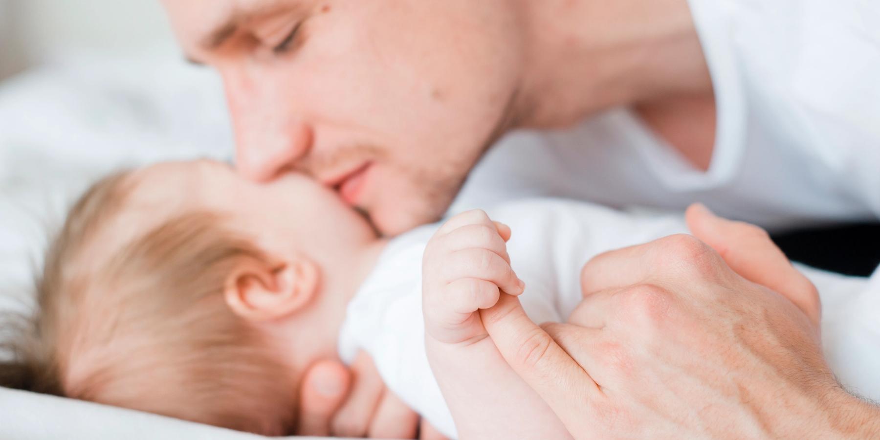 apa puszilja a kisbabát