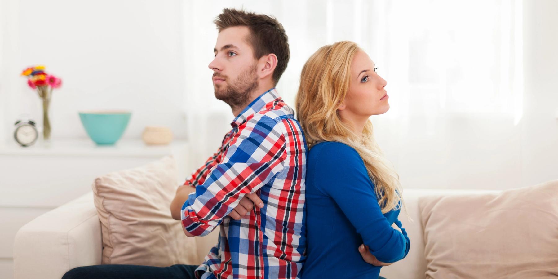 fiatal pár egymásnak háttal ülve