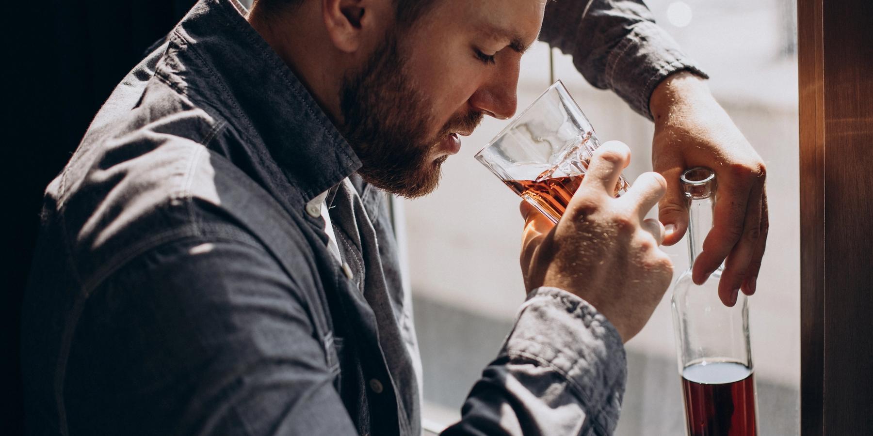 Férfi depressziós - üveg whiskyvel