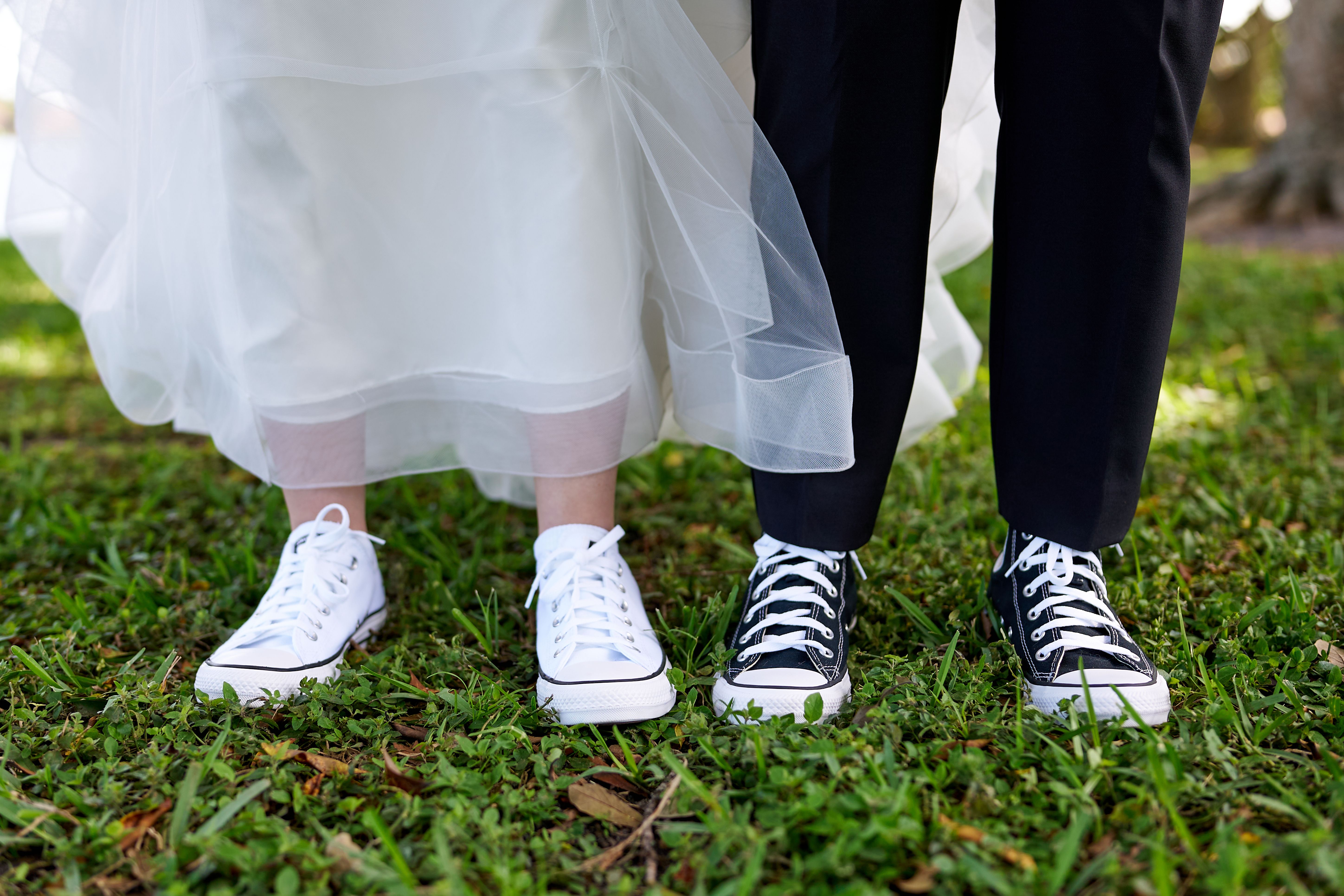 menyasszony és vőlegény tornacipőben 