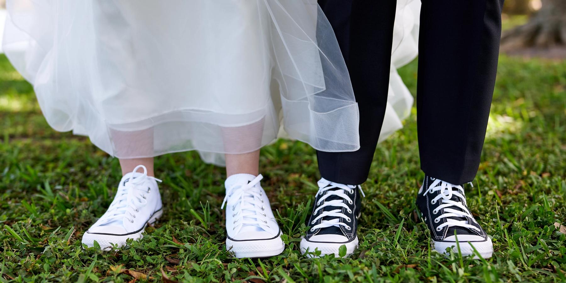 menyasszony és vőlegény tornacipőben