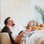 Apa a két lányával kacagva emlékeket idéz egy fotóalbumot nézegetve