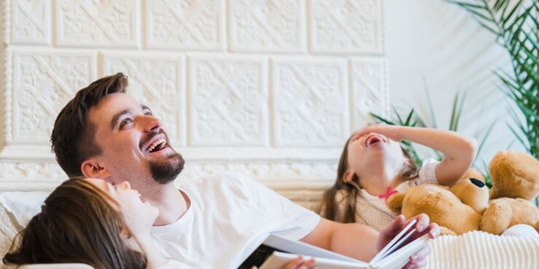 Apa a két lányával kacagva emlékeket idéz egy fotóalbumot nézegetve