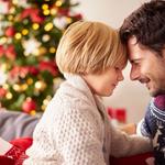 Apuka és gyermeke közötti szeretetteljes pillanat, a háttérben karácsonyfa