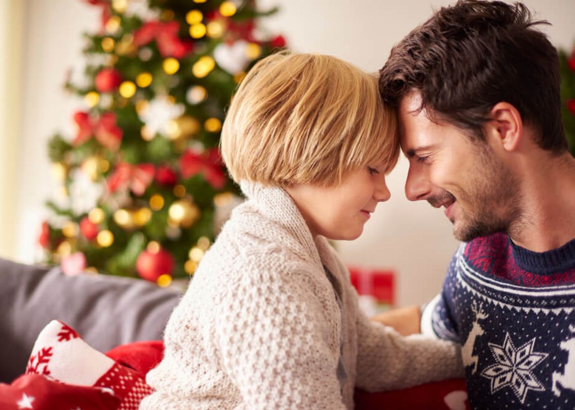 Apuka és gyermeke közötti szeretetteljes pillanat, a háttérben karácsonyfa