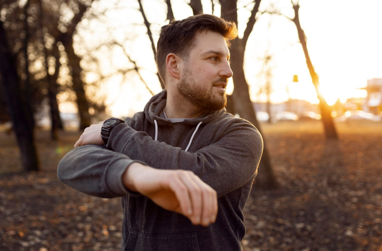 Fiatal férfi kocog a parkban