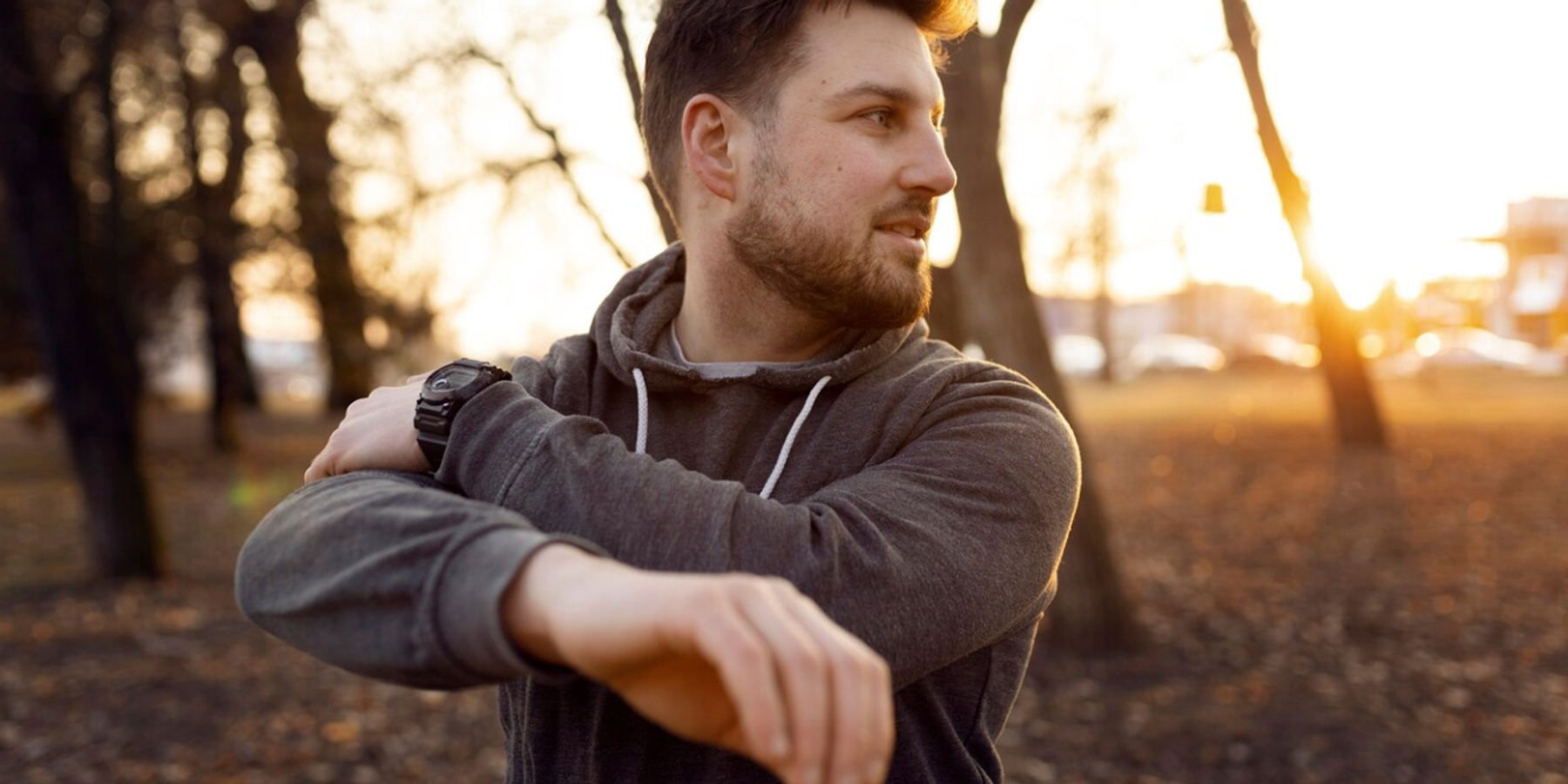 Fiatal férfi kocog a parkban