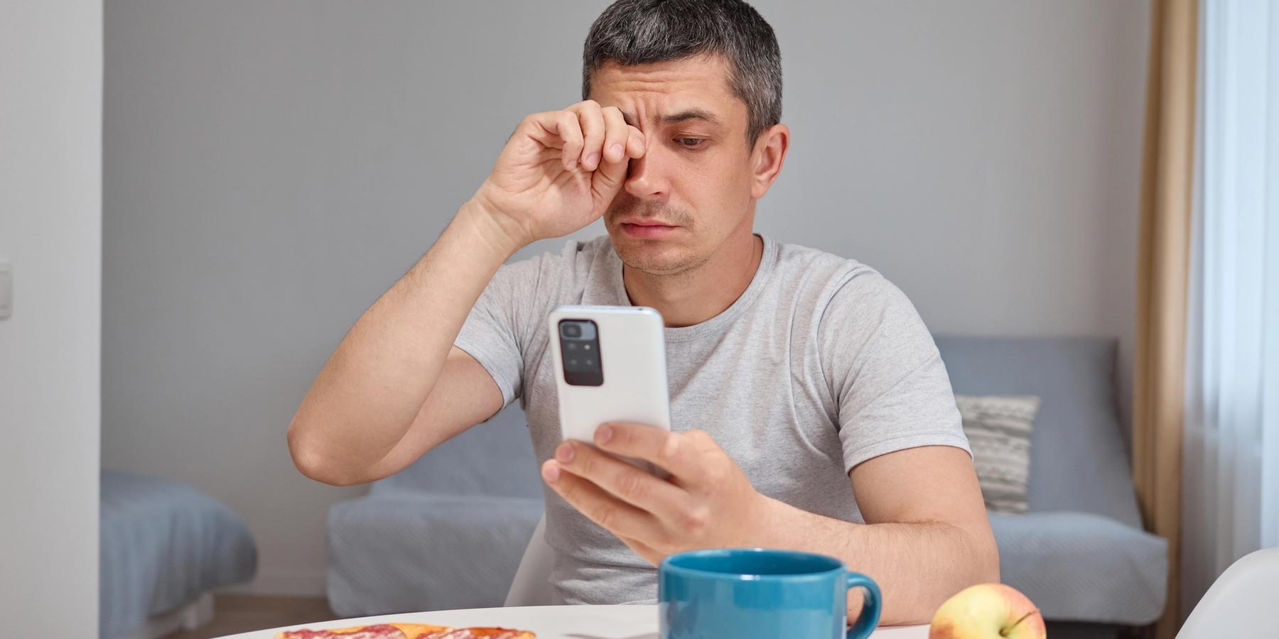 Álmossággal küzdő férfi