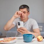 Álmossággal küzdő férfi