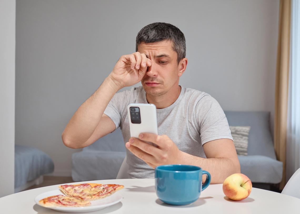 Álmossággal küzdő férfi