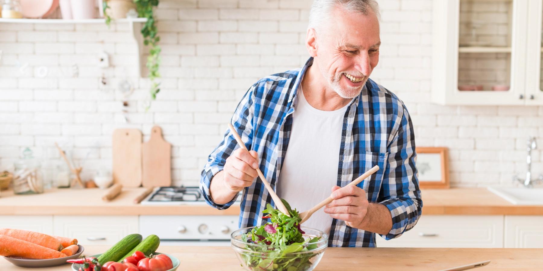 idős férfi salátát készít izületi gyulladás miatt