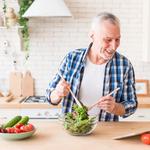 idős férfi salátát készít izületi gyulladás miatt