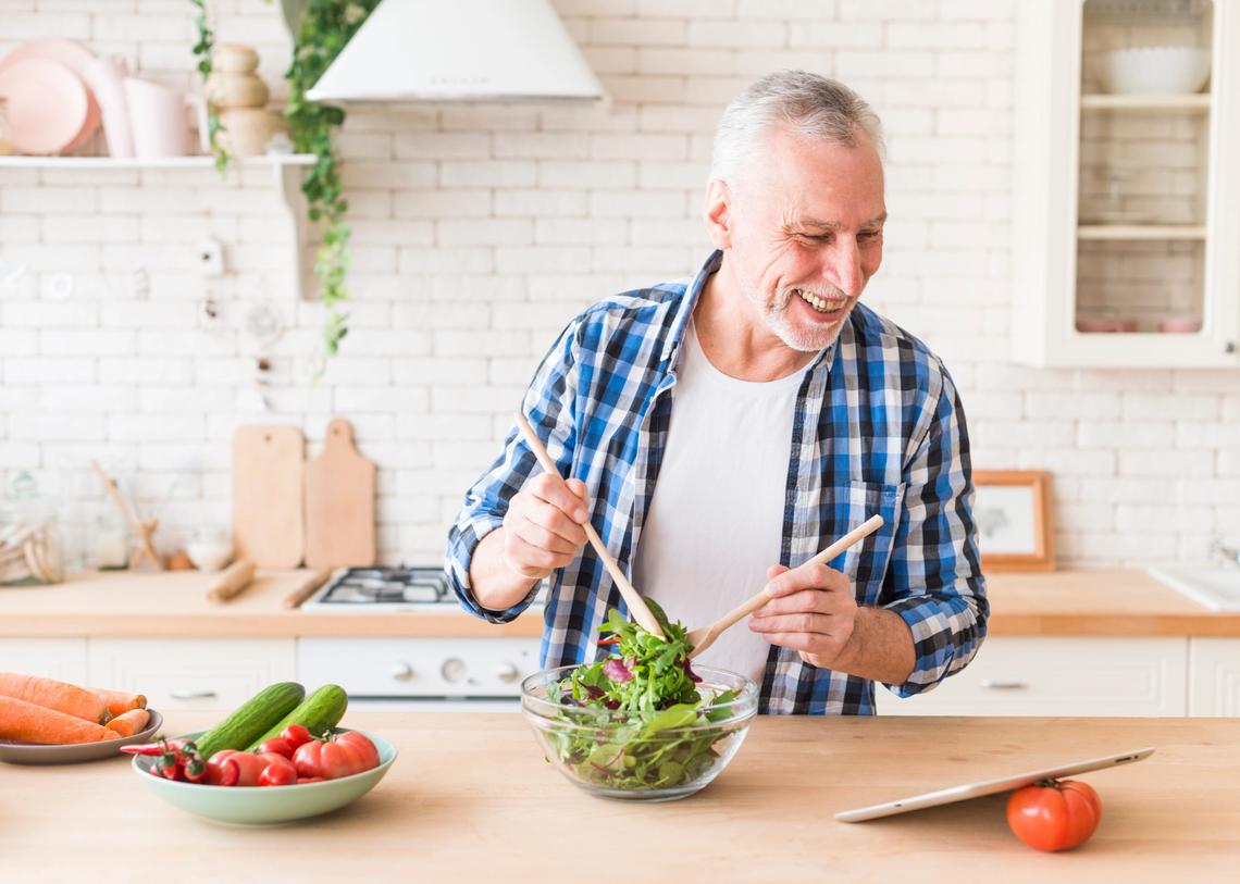 idős férfi salátát készít izületi gyulladás miatt