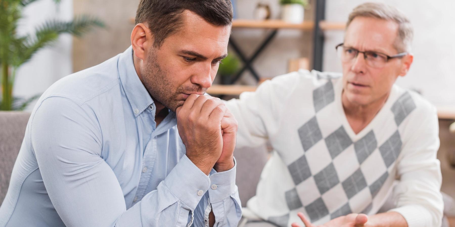 Apa és fia a kanapén ülve vitatkoznak