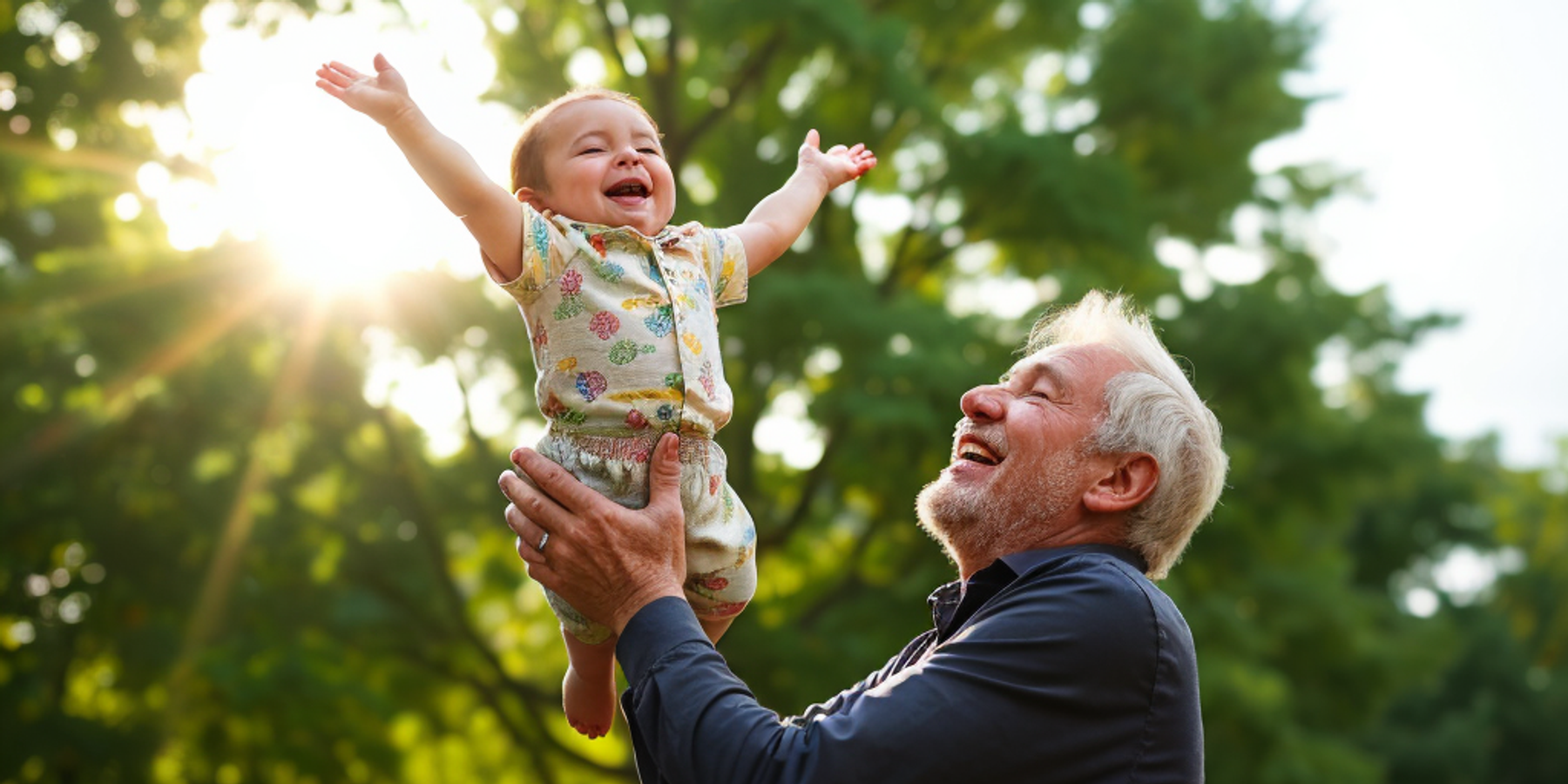 mosolygó nagyapa a levegőben tartja a csecsemő unokát