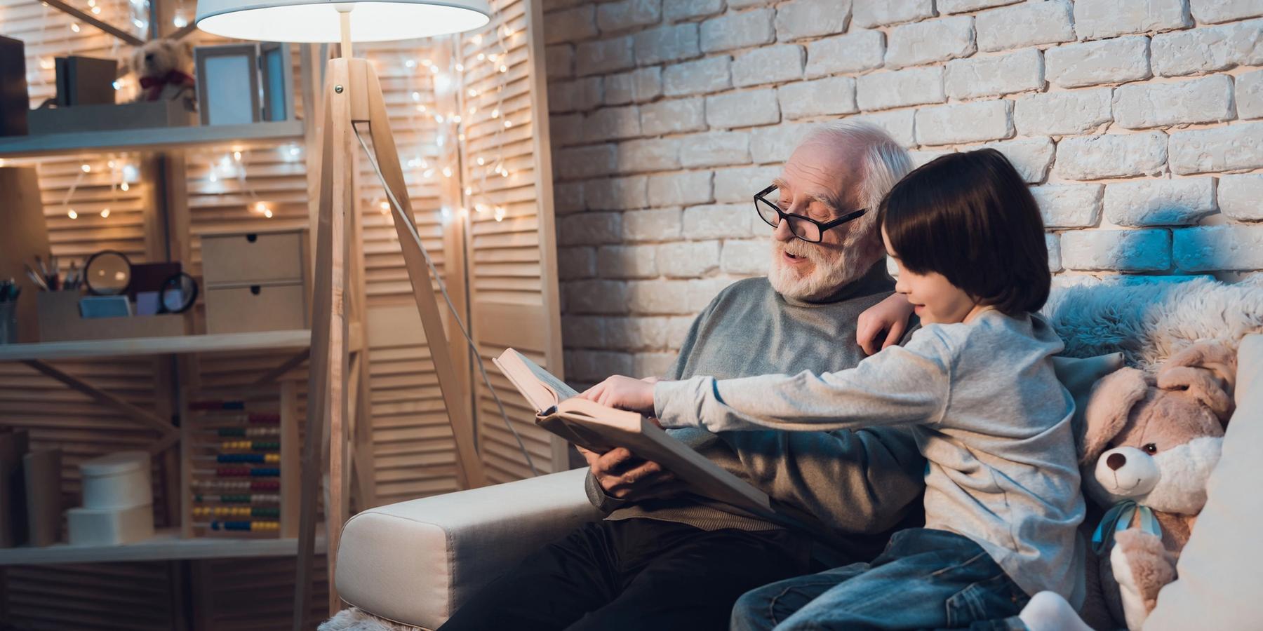 Nagyapa unokájának olvas