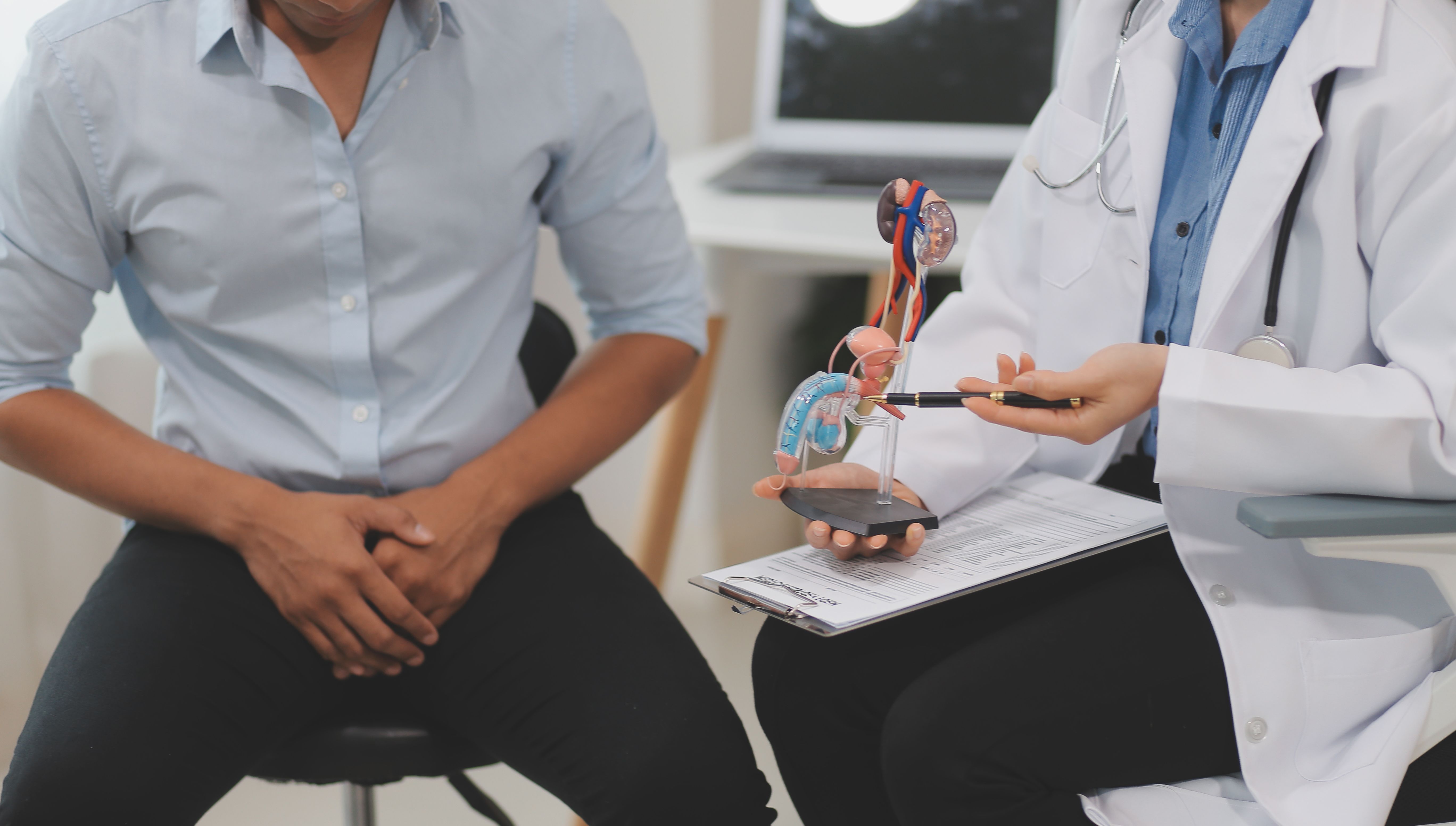 Az urológus tanácsot ad a betegnek a prosztataproblémákról