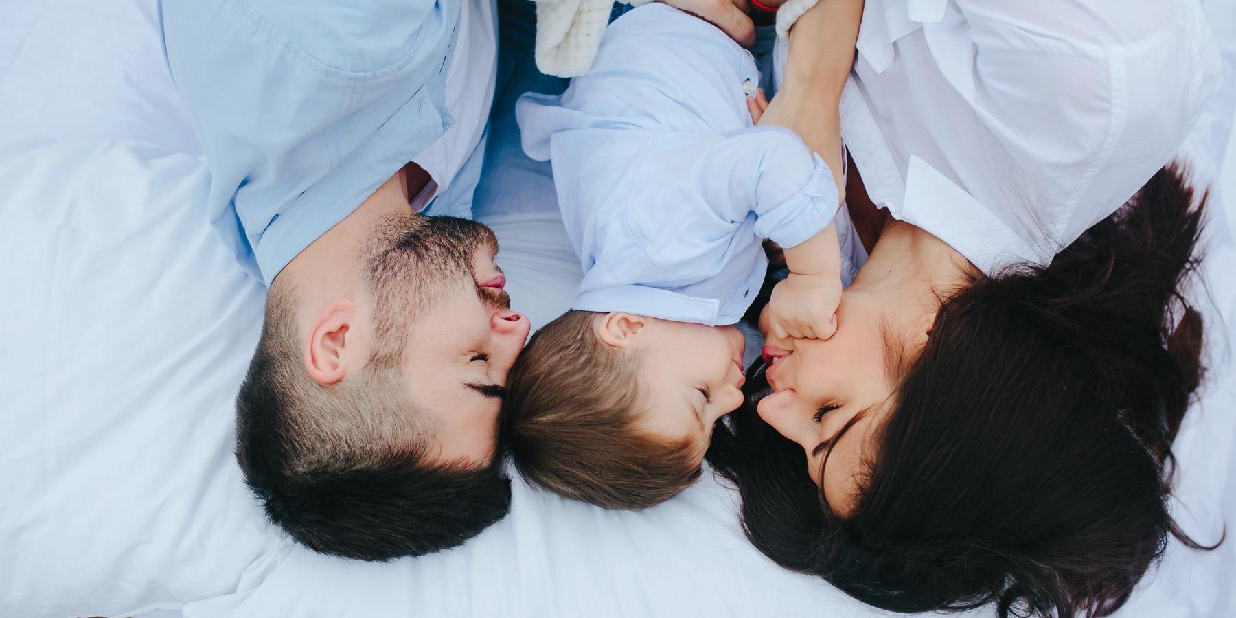 pár együtt alszik a kisfiukkal