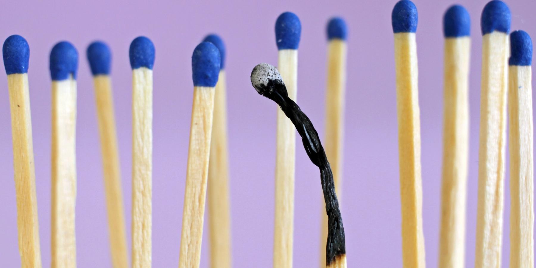 gyufák lila háttérrel