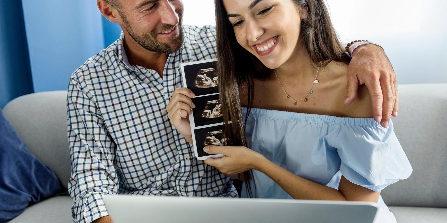 fiatal pár - videokonferencia