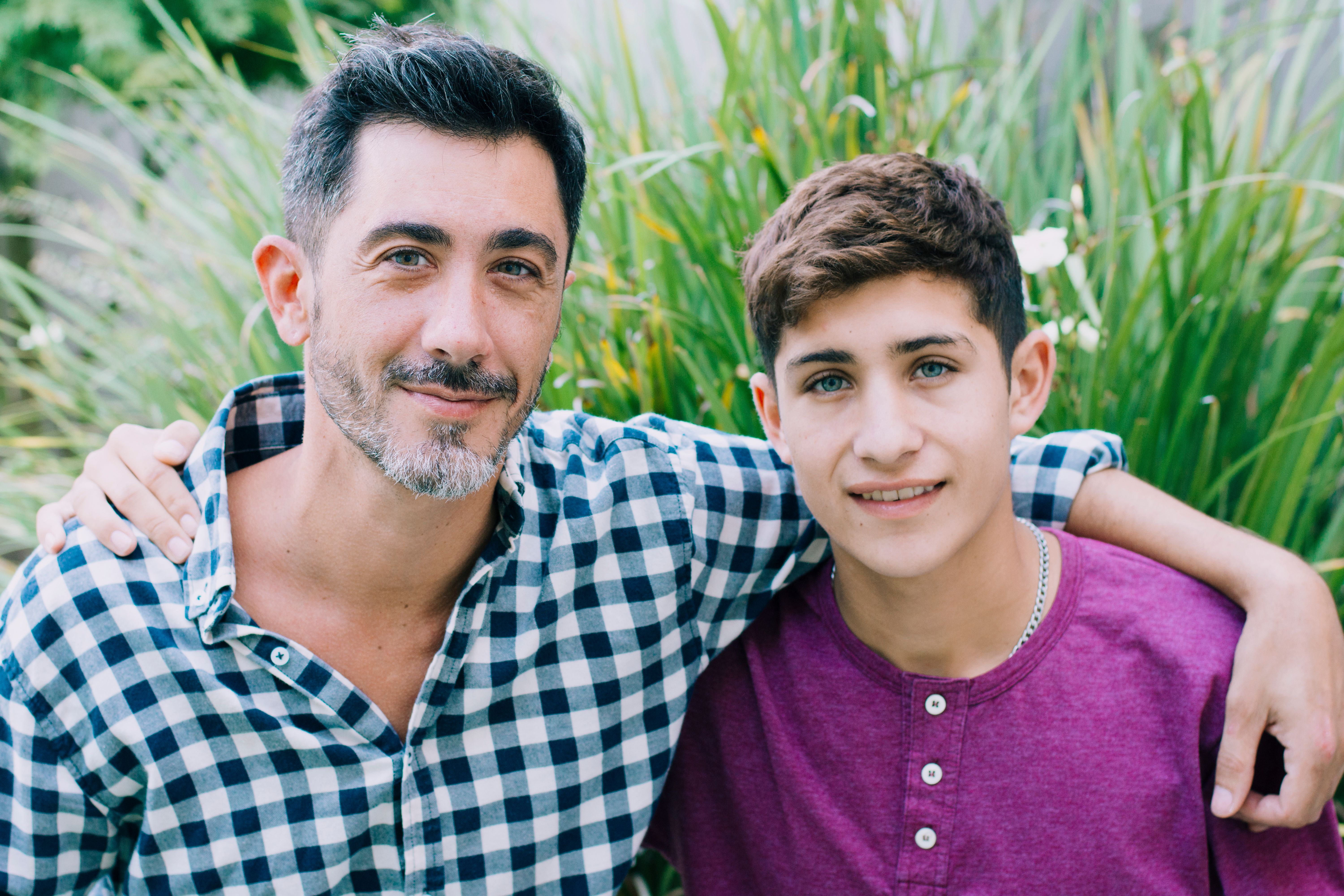 Apa és kamasz fia átkarolja egymást