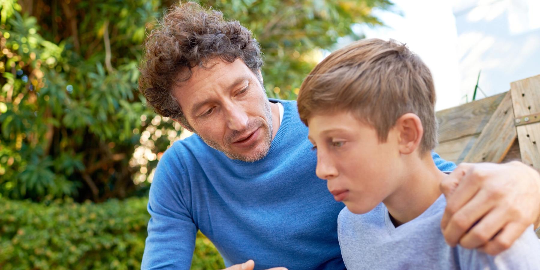 apa beszél szomorú fiával