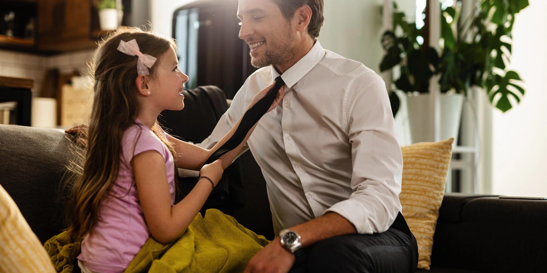 Apa és lánya a kanapén ülve beszélgetnek