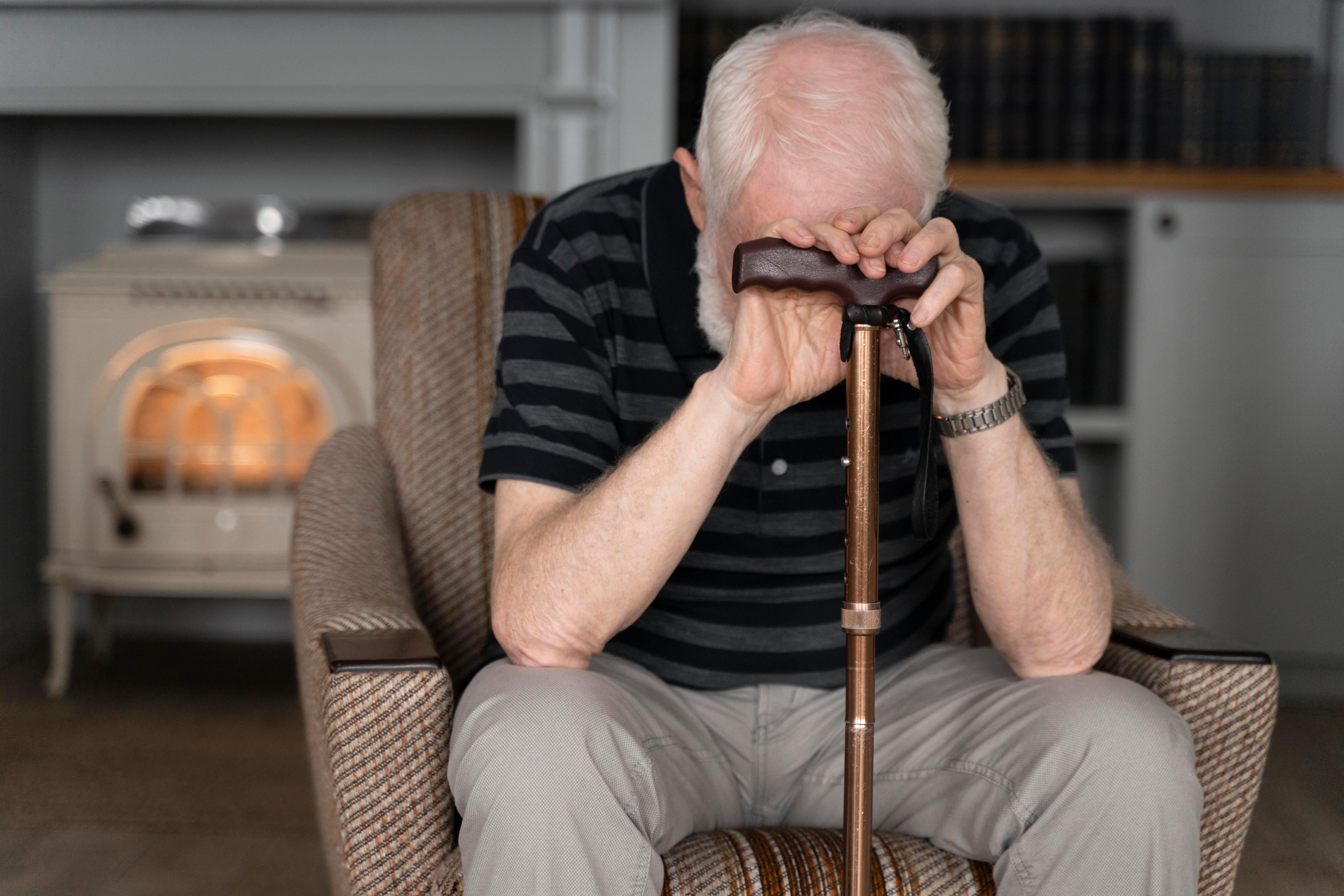 Alzheimer-kórral küzdő idősebb férfi