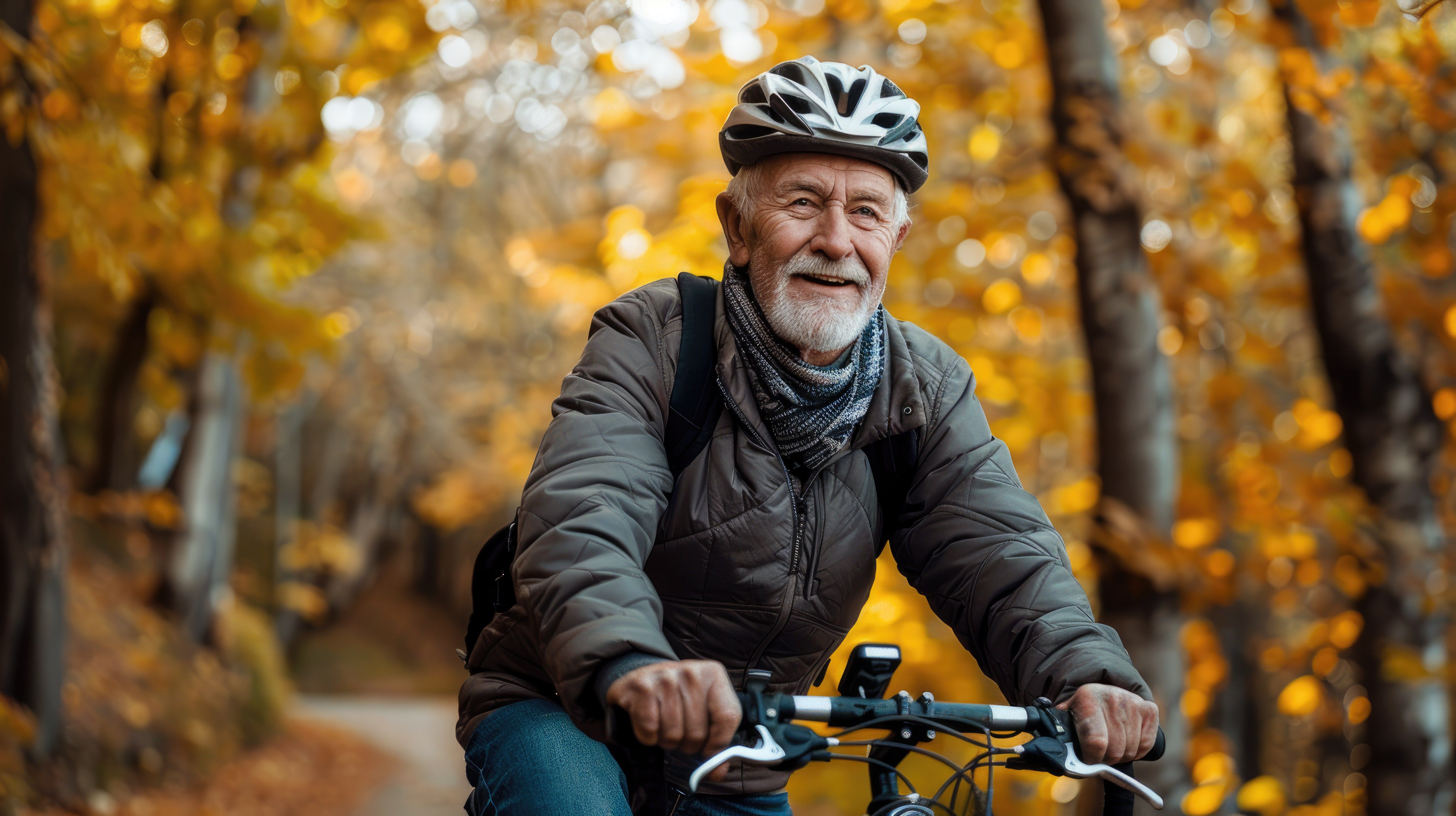 Idős férfi kerékpározik az egészséges életmód népszerűsítése érdekében