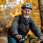 Idős férfi kerékpározik az egészséges életmód népszerűsítése érdekében