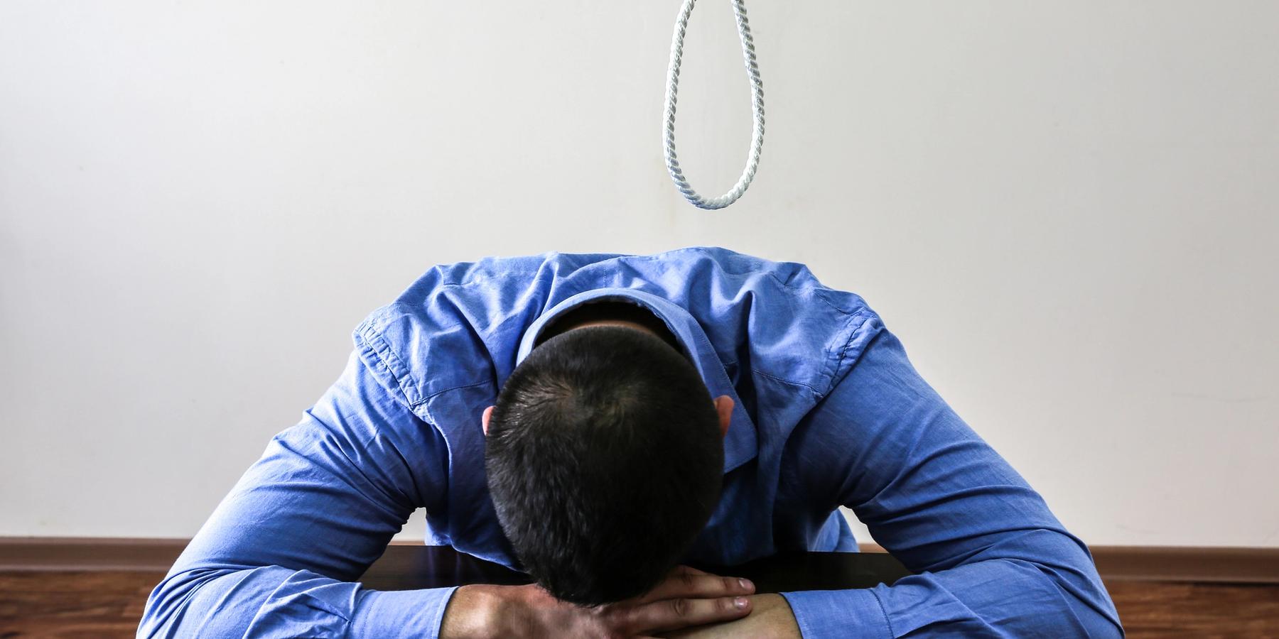 A hurok az irodai dolgozó felett. Öngyilkossági koncepció.