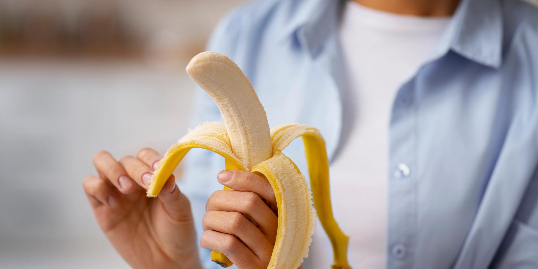 Elölnézet, nő banánnal a kezében