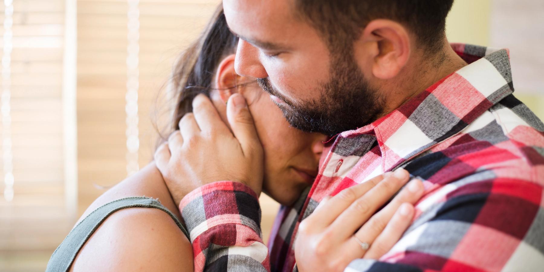 férfi öleli a feleségét