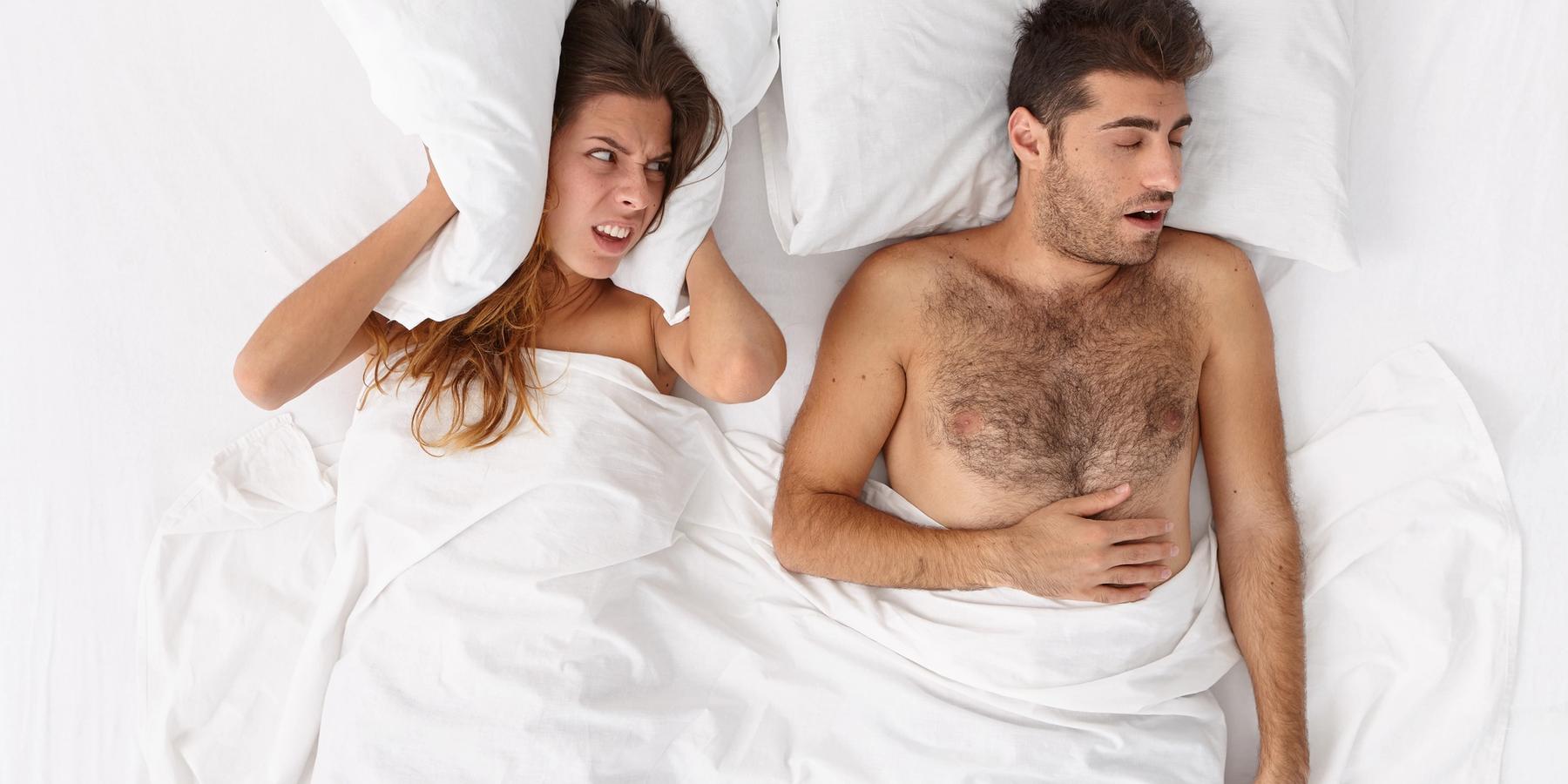 horkoló férfi, nő párnával