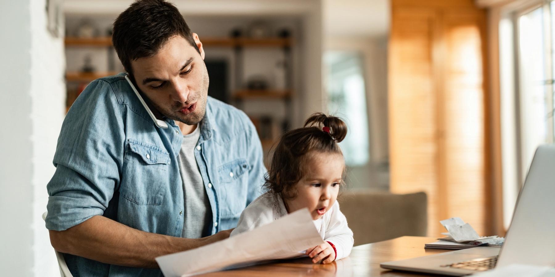 Fiatal dolgozó apa vigyáz kislányára, és telefonál otthon
