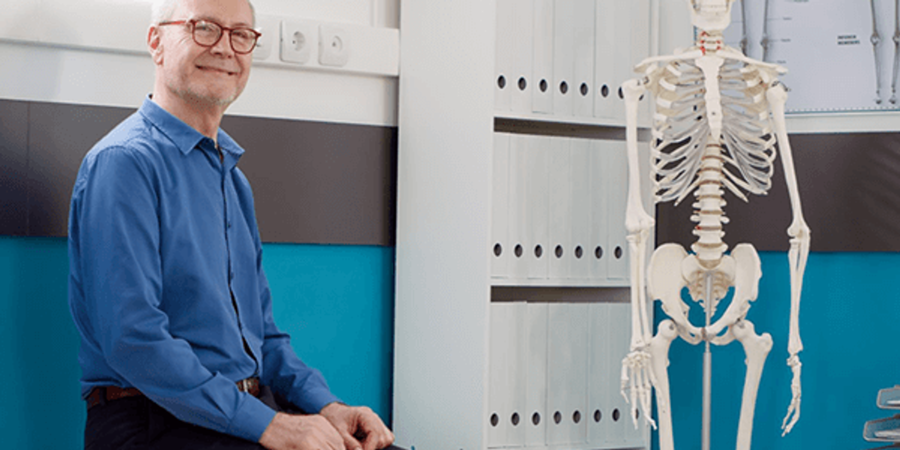 Elégedett férfi a váróteremben, mellette egy csontváz