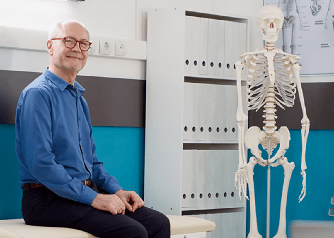 Elégedett férfi a váróteremben, mellette egy csontváz