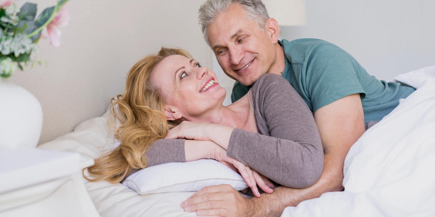 idős pár ágyban