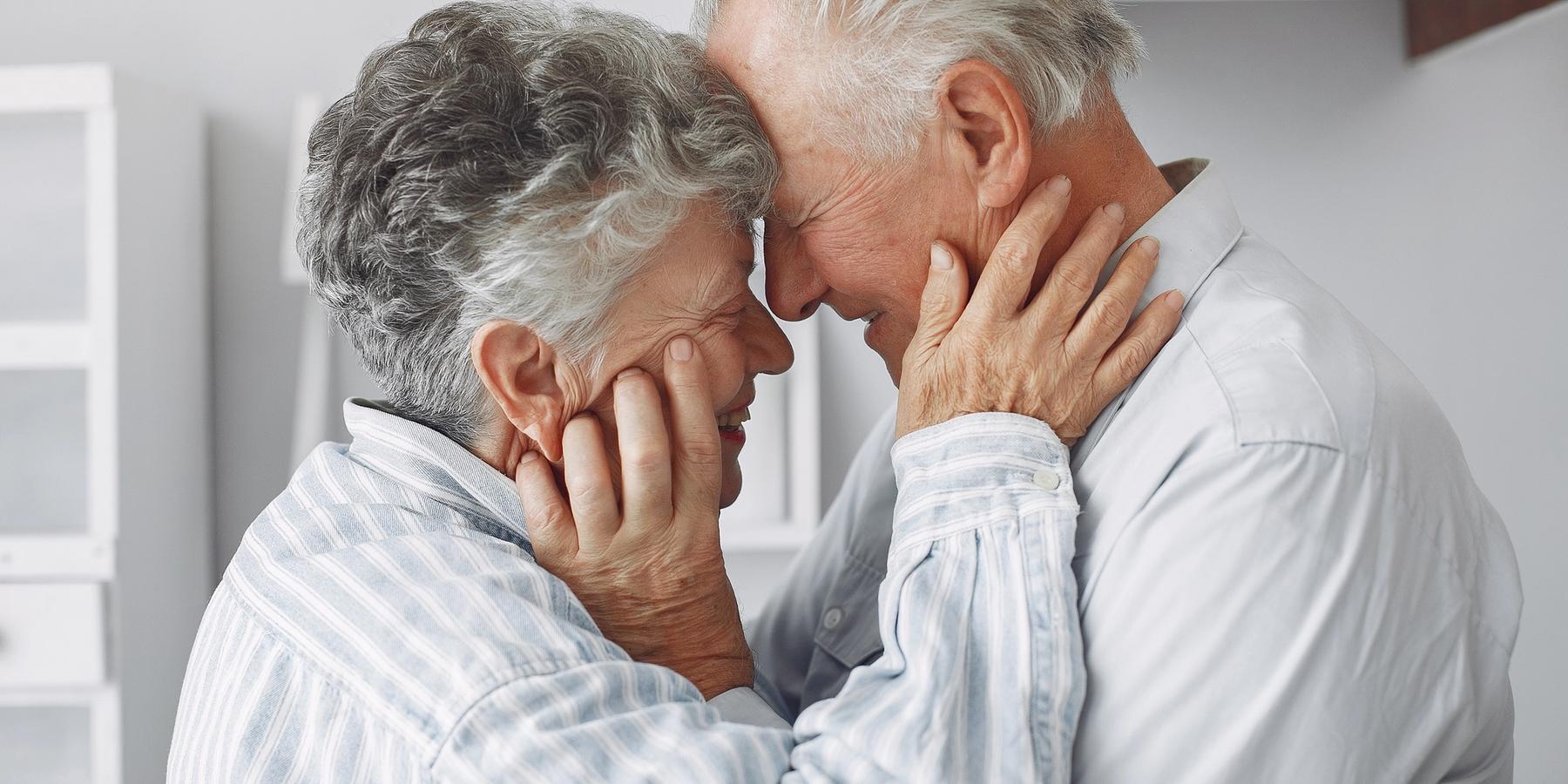 szép idős pár együtt van