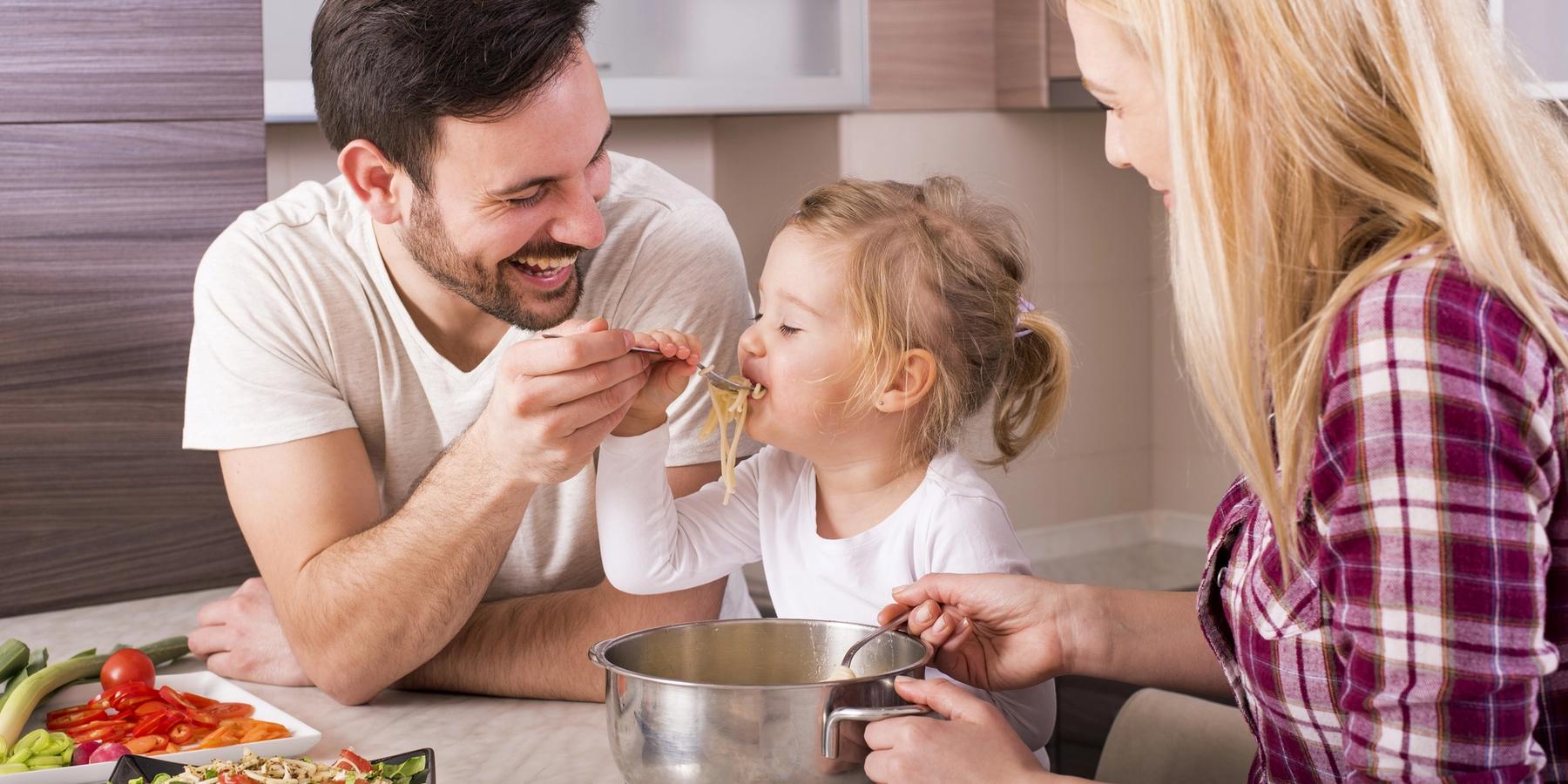 boldog család kislánnyal spagettizik