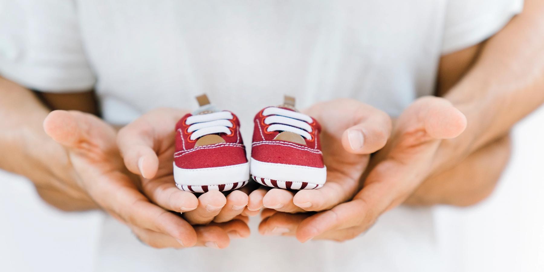cipőt tartó kezek