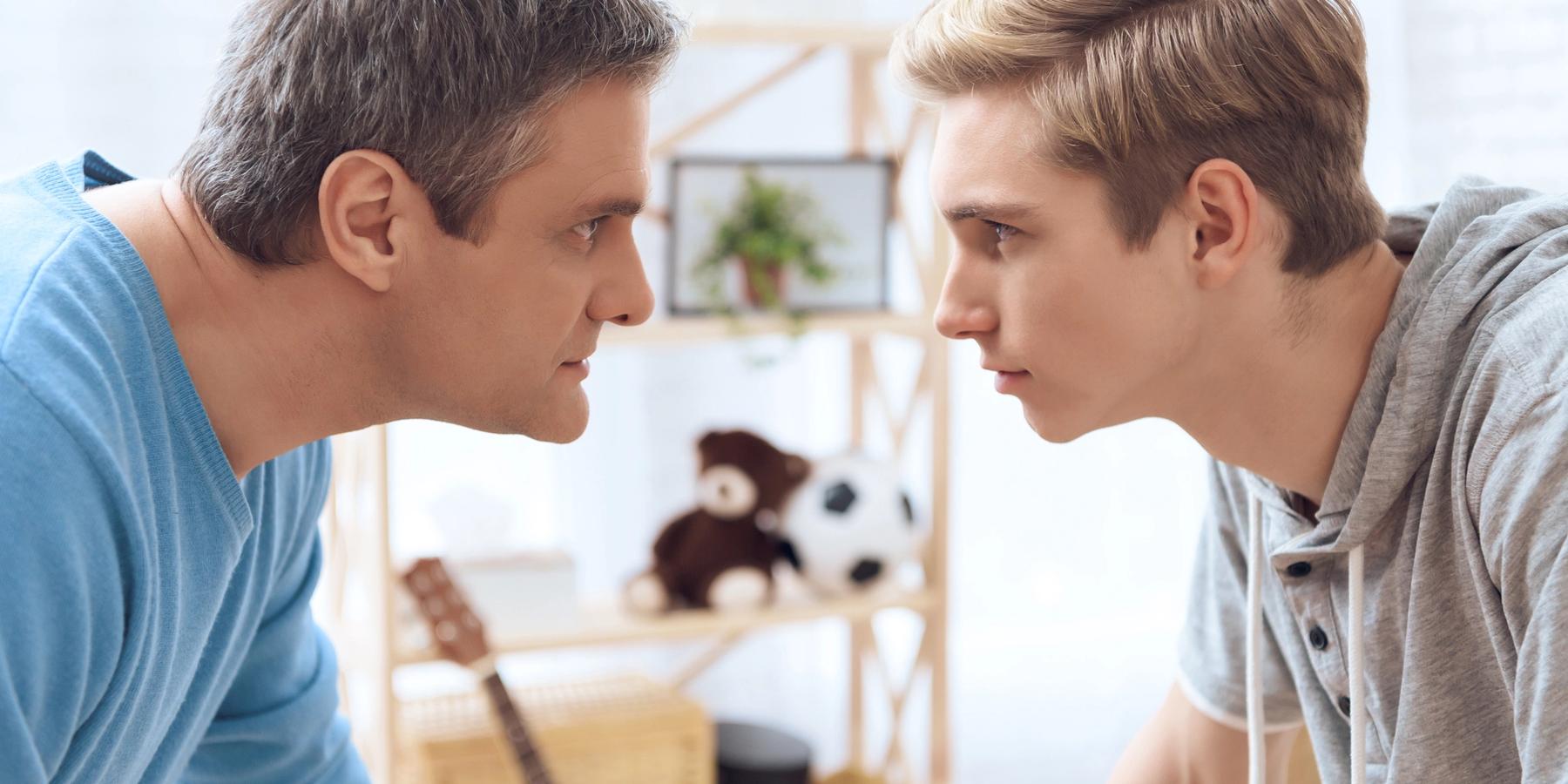 apa és fia farkasszemet nézve szemben állnak egymással