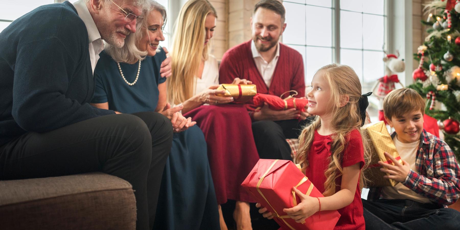 Szép család élvezi együtt a karácsonyt otthon.