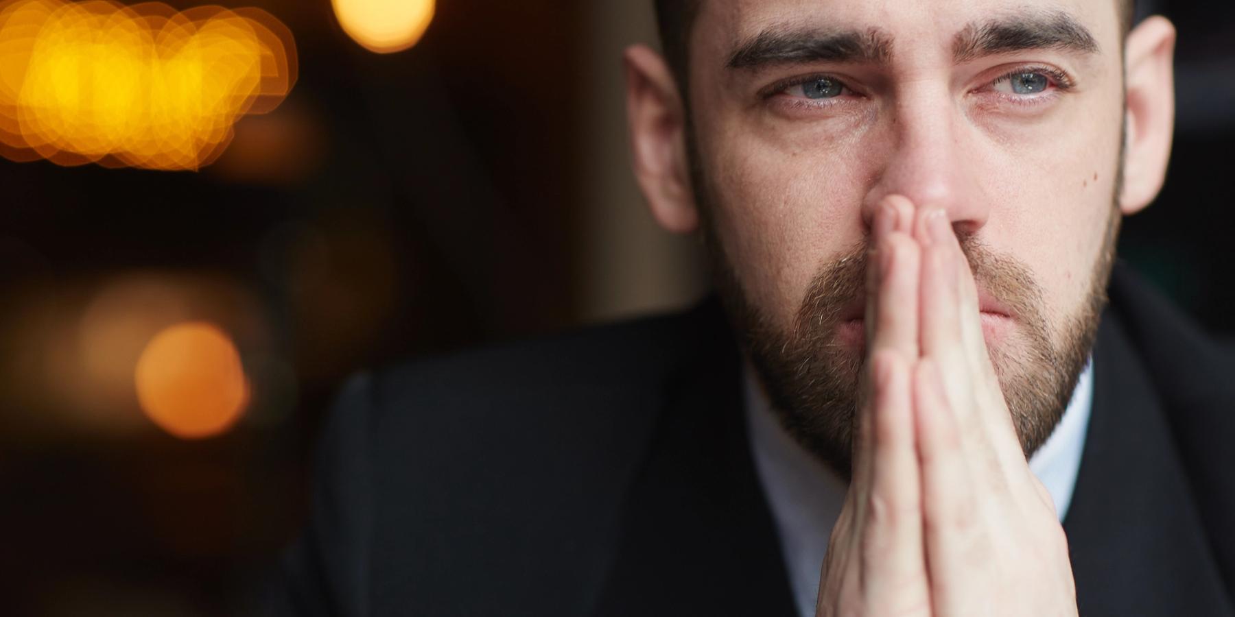 kétségbeesett szakállas férfi