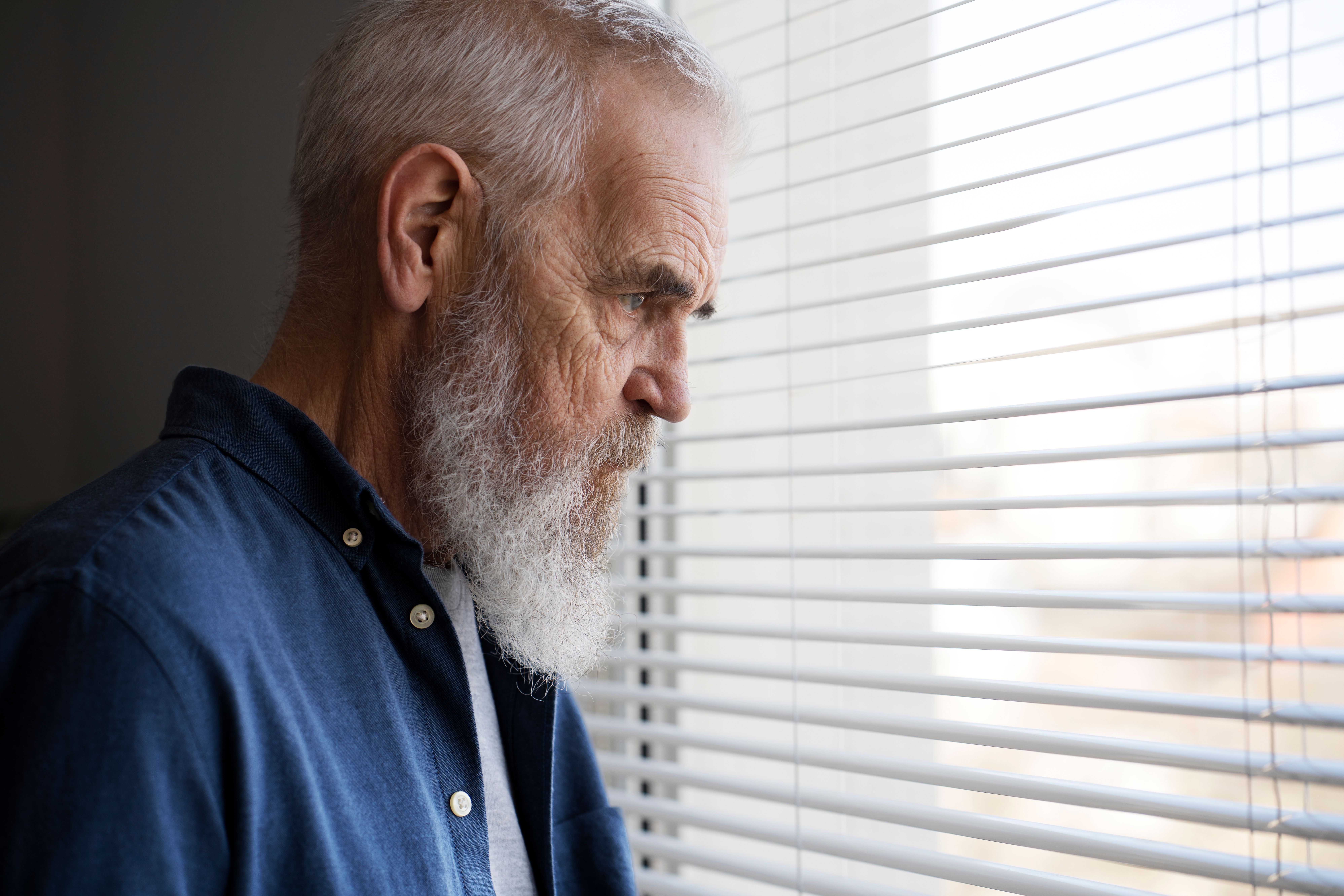 szomorú idős férfi otthon