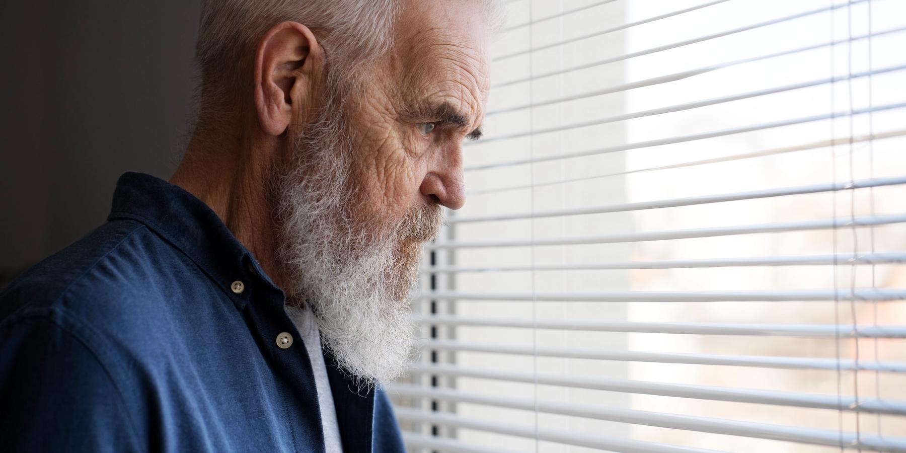 szomorú idős férfi otthon